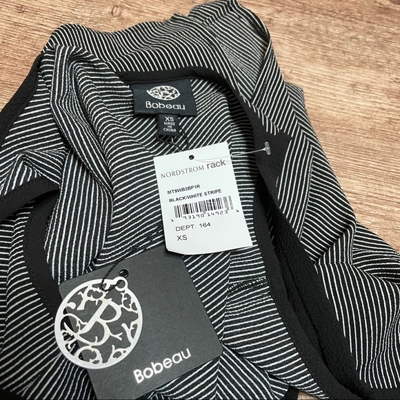 NWT Bobeau Contrast Trim V-Neck Camisole - Picture 4 of 6